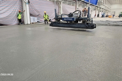 ỨNG DỤNG MÁY LASER SCREED TRONG THI CÔNG SÀN SIÊU PHẲNG – NAI PHÚC TIÊN PHONG CÔNG NGHỆ