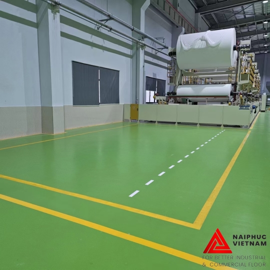 NAI PHÚC THI CÔNG VẠCH KẺ SÀN CÔNG NGHIỆP